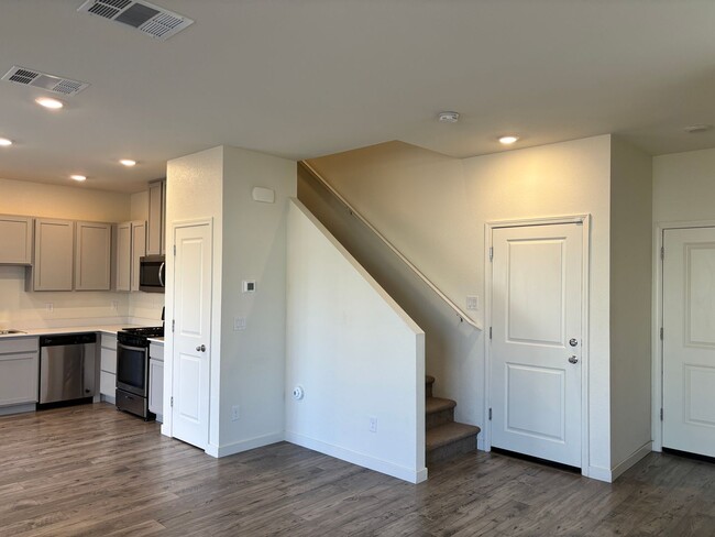 Building Photo - MOVE IN SPECIAL - 1/2 OFF THE 1ST MONTH RENT FOR QUALIFIED APPLICANT(S) AND RENTAL AMOUNT JUST RE...