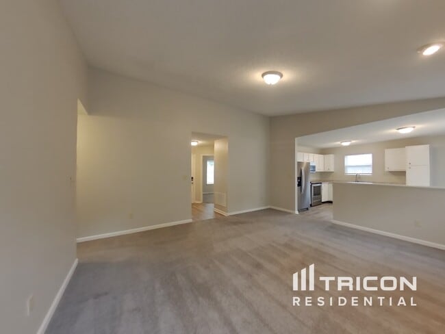 Building Photo - 1322 Thomas Dr