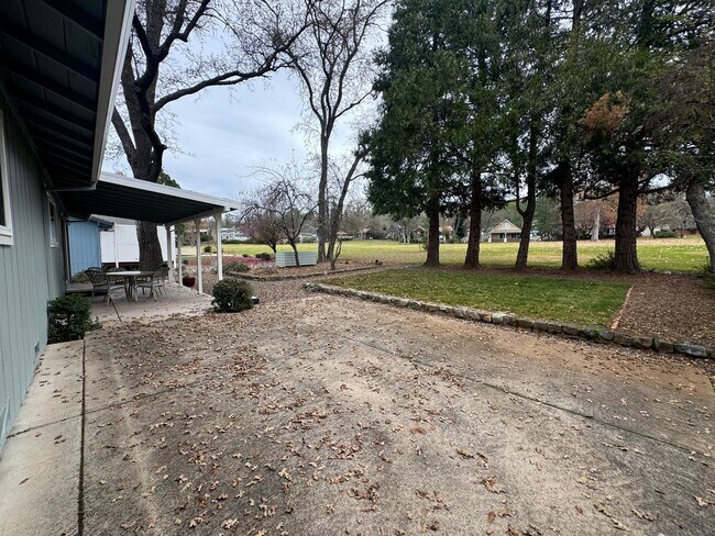 Building Photo - Single story golf course home across the street from the lake! Enjoy Lake of the Pines living!