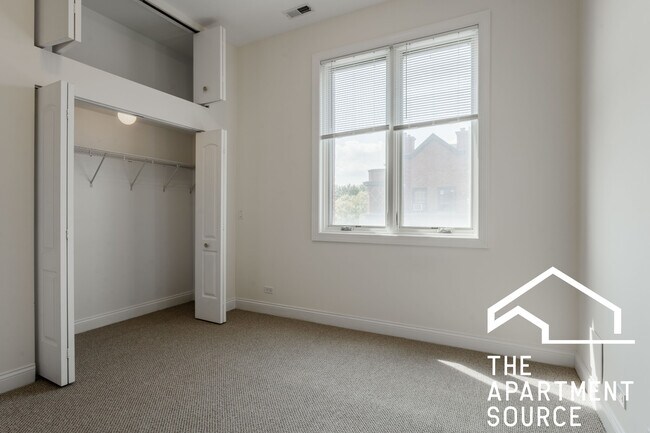 Foto del edificio - 1354 W Augusta Blvd