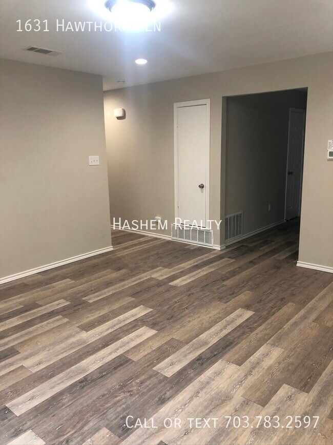 Building Photo - Adorable 3 bedroom with Huge Backyard