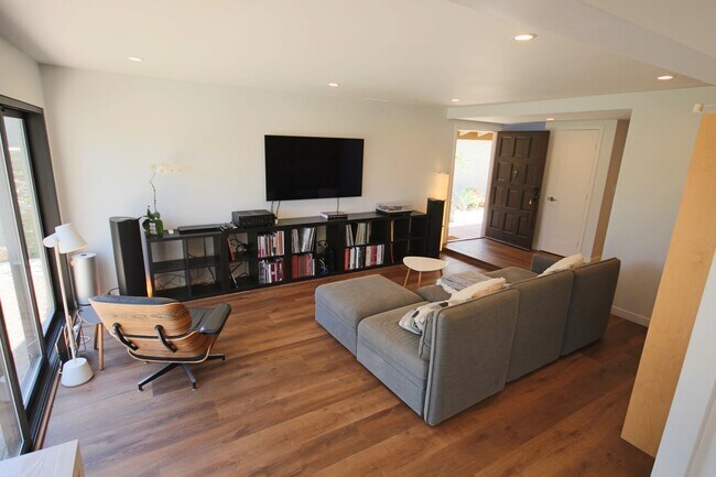 Foto del edificio - Furnished Recently Renovated Townhome