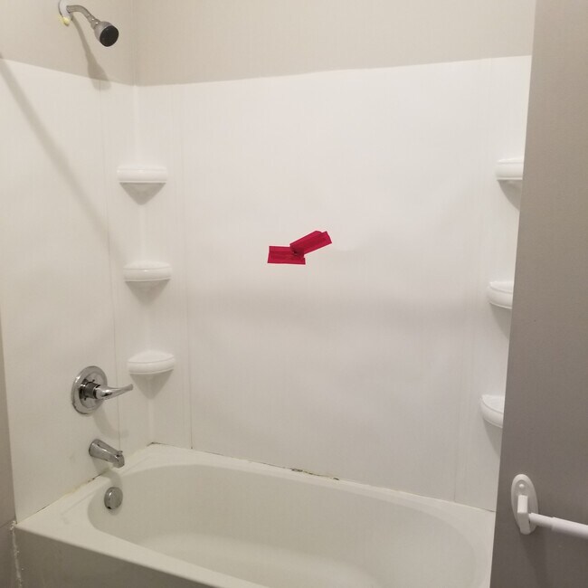 Foto del edificio - 84 Carson Ave