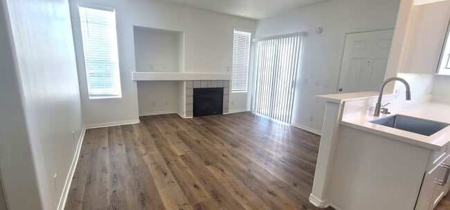 Building Photo - GREEN VALLEY CONDO IN  RENOVATED CONDITION