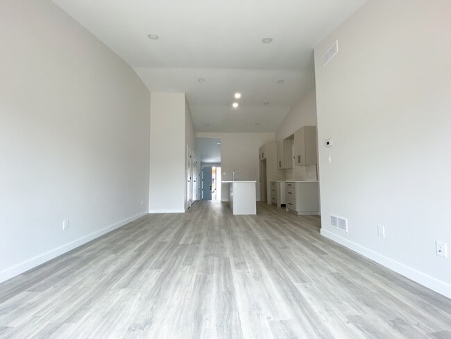 Building Photo - 11 Clara Cres