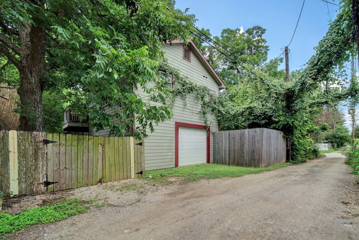 Primary Photo - 2002 Willow St