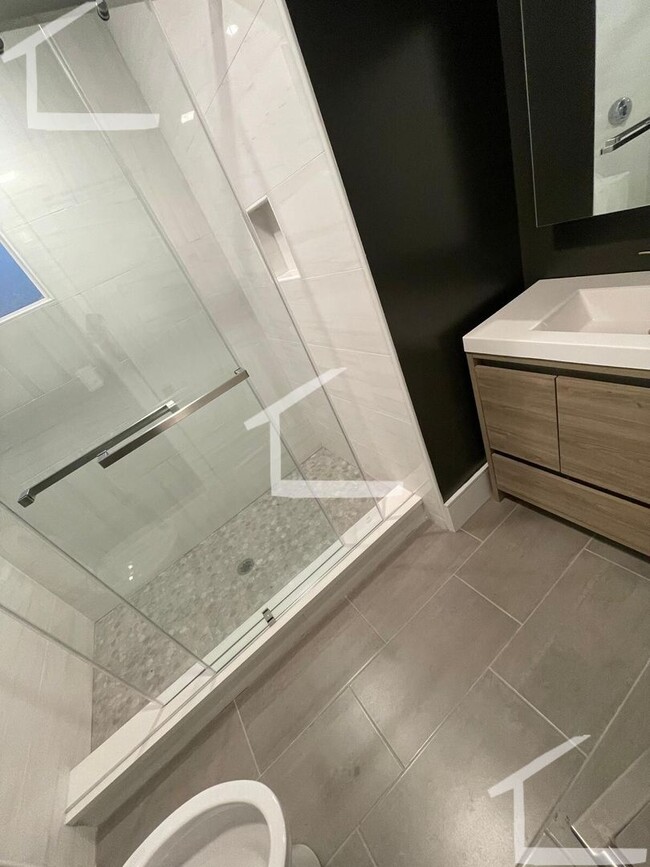 Building Photo - Spacious 3BR/2Bath, Newer Renovation!