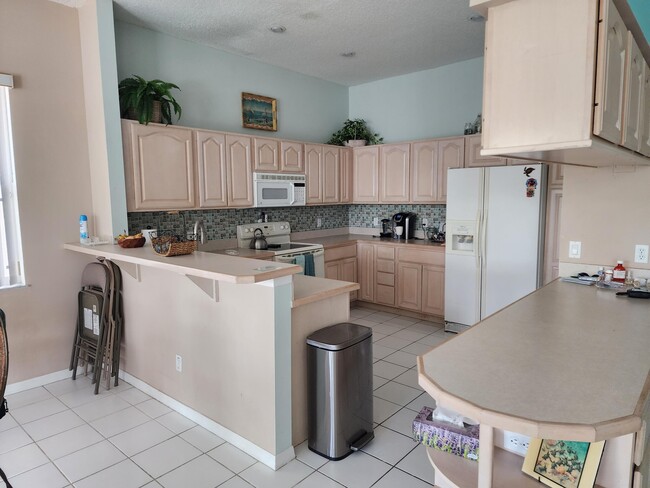 Building Photo - 6571 SE Twin Oaks Cir