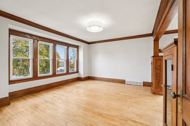 Sala de estar - 1705 W Custer Ave