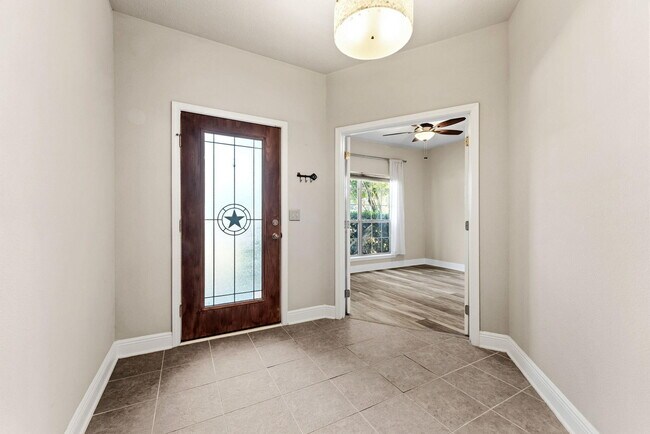 Building Photo - 554 Camellia Ct