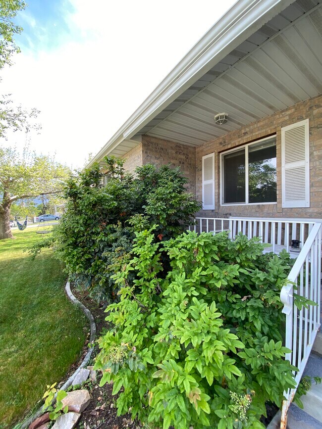 Building Photo - 884 S 820 E