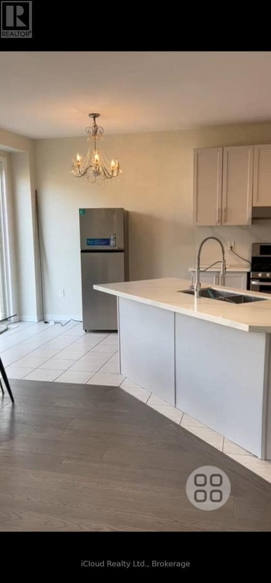 Building Photo - 472 Carbert Cres