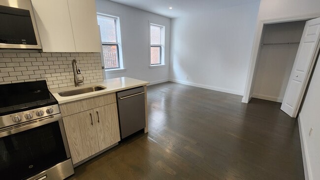 Building Photo - 52 Queensberry St