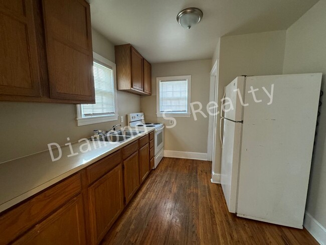 Building Photo - Charming 2 Bedroom Home Available off of N...