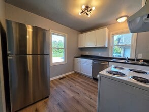 Building Photo - 840 S Maple Ave