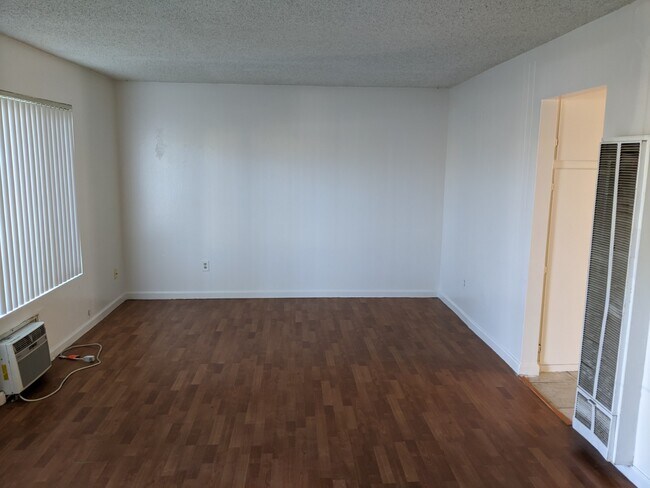 Sala de estar - 175 E James St