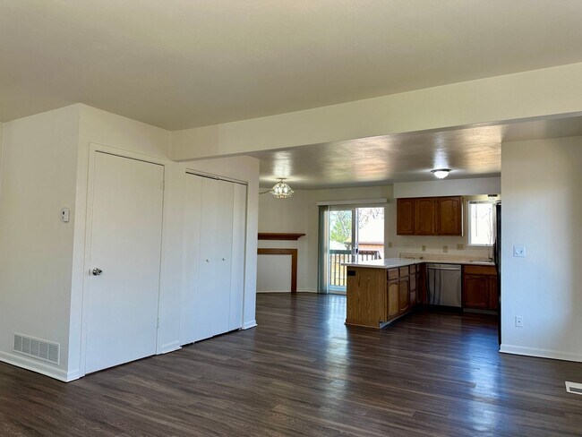 Building Photo - Spacious 3 Bedroom 2.5 Bath in Englewood! ...