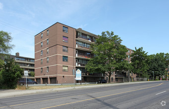 Building Photo - Gulliver Towers