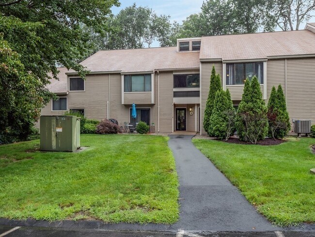 Foto del edificio - 4 Thayer Pond Dr