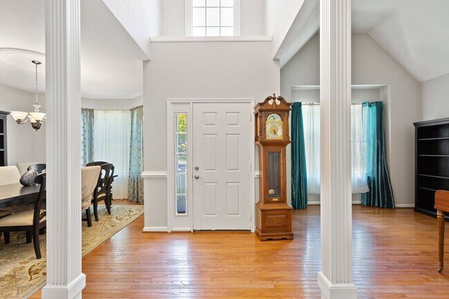 Building Photo - 5BR/3BA with Fresh Paint and New Carpet in...