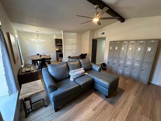 Foto del edificio - 4329 E 68th St