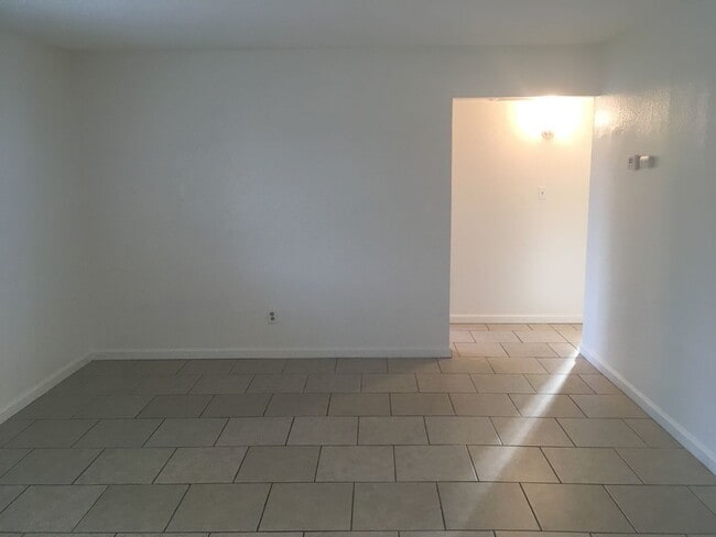 Building Photo - Clean , Large 2 Bedroom, 1 Bath 1000 sift....