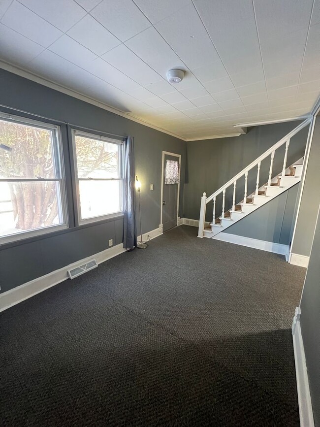 Building Photo - AVAILABLE TODAY - 3 Bedroom in East End Su...