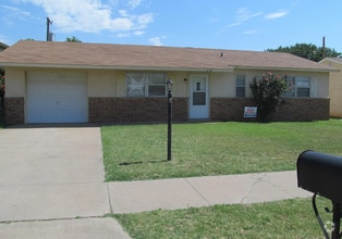 Building Photo - 208 Rosa Blvd