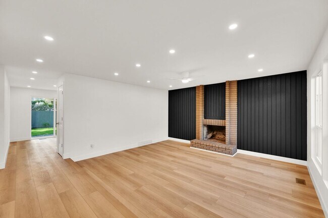 Building Photo - 1210 E Bonner Way