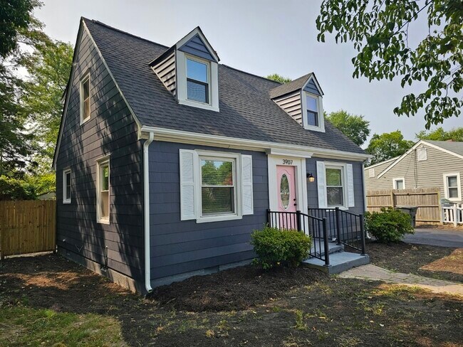 Foto del edificio - 3907 E Chatham Dr