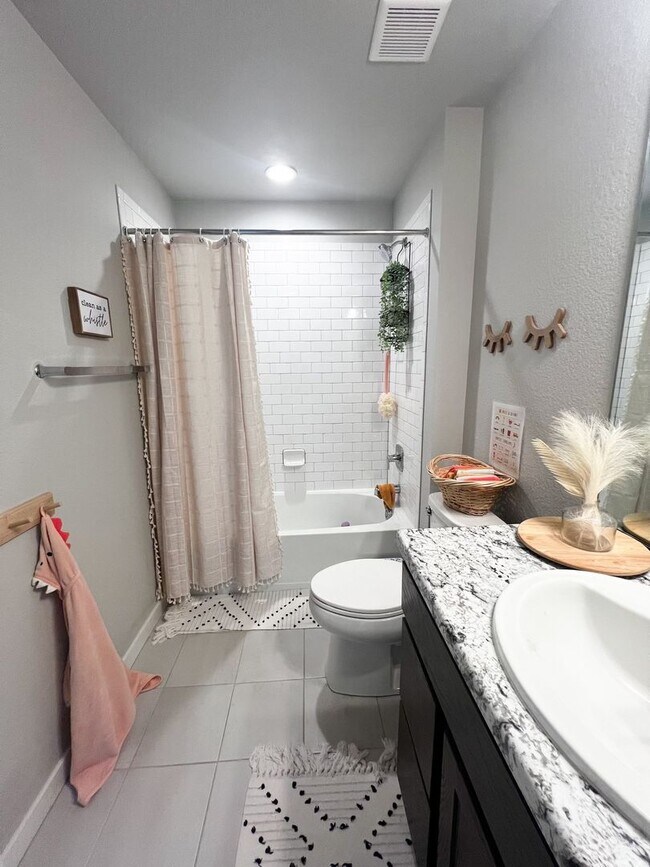 Foto del edificio - COZY 2 BEDROOM, 2 BATHROOM HOME, WITH 2 CA...