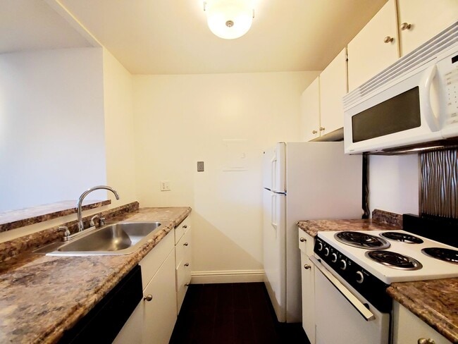 Building Photo - Top floor studio with large patio & greenb...
