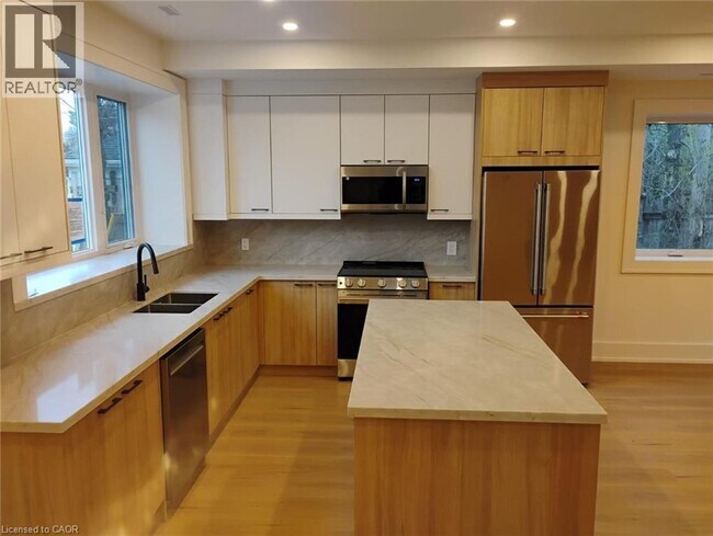 Photo du bâtiment - 288 Oakwood Crescent