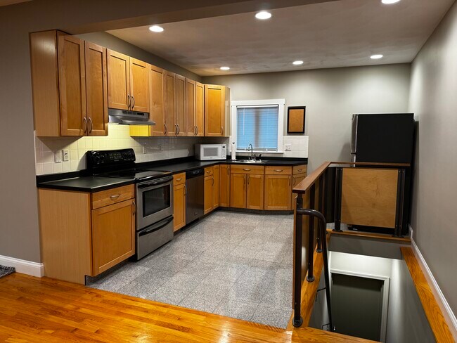 Foto del edificio - 665 Mineral Spring Ave