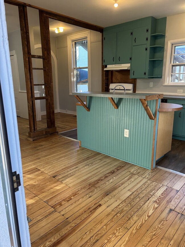 Building Photo - 1103 Oakwood Ave