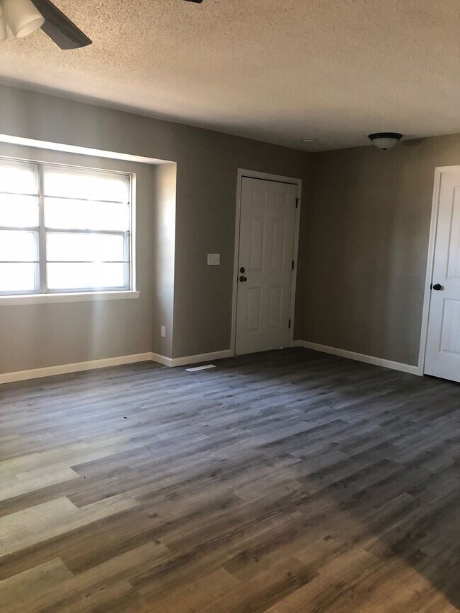 Building Photo - Newly remodeled 2 bedroom duplex in SW Spr...
