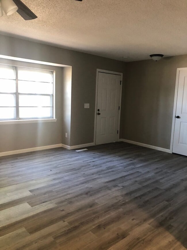 Foto del edificio - Newly remodeled 2 bedroom duplex in SW Spr...