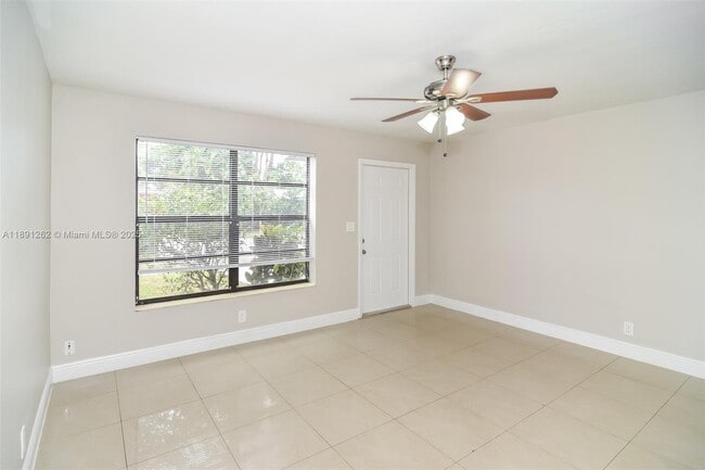 Foto del edificio - 1061 SW 31st St