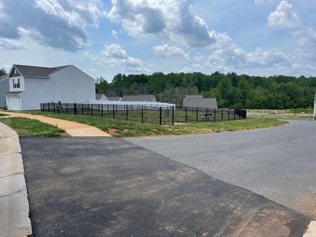 Building Photo - 1020 Standing Oak Dr