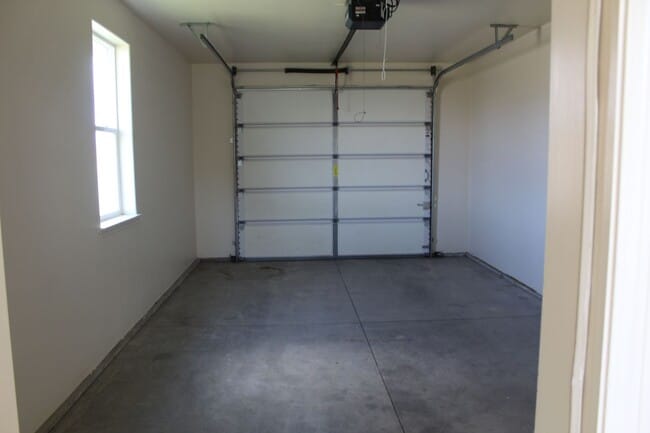 Building Photo - 304 N Willow St