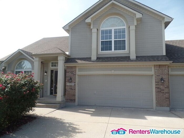 Foto principal - Spacious 4 bd, 3 bth Home in Lees Summit! ...