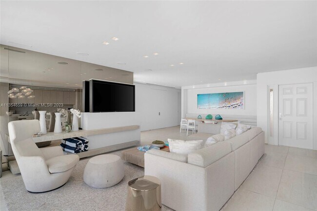 Building Photo - 15811 Fisher Island Dr