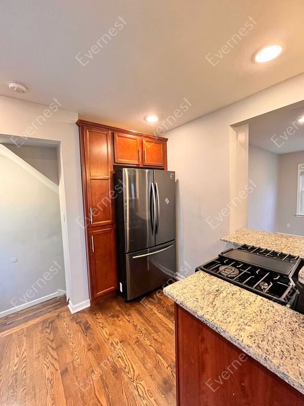 Building Photo - 825 N Kenwood Ave