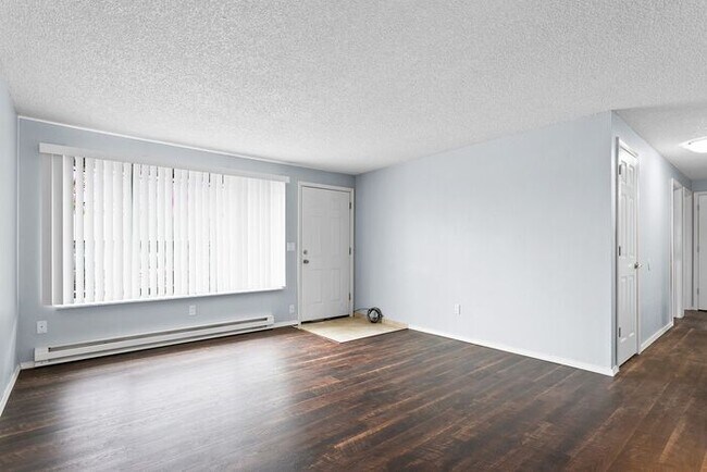 Building Photo - Completely remodeled 3 bedroom unit!! Pets...