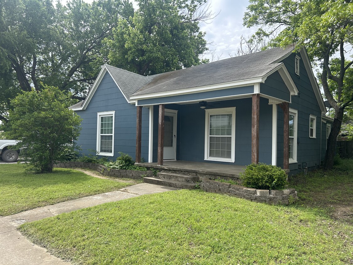 Foto principal - 712 E Broadway St