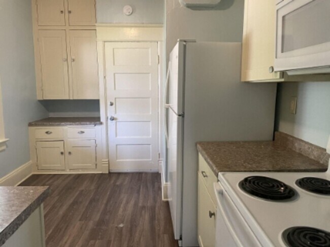 Foto del edificio - 406 Naymut St