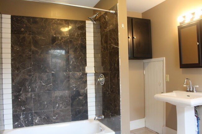 Building Photo - 92 Commodore St