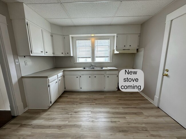 Building Photo - 118 Burr Oak - Water Included- Creston Nei...