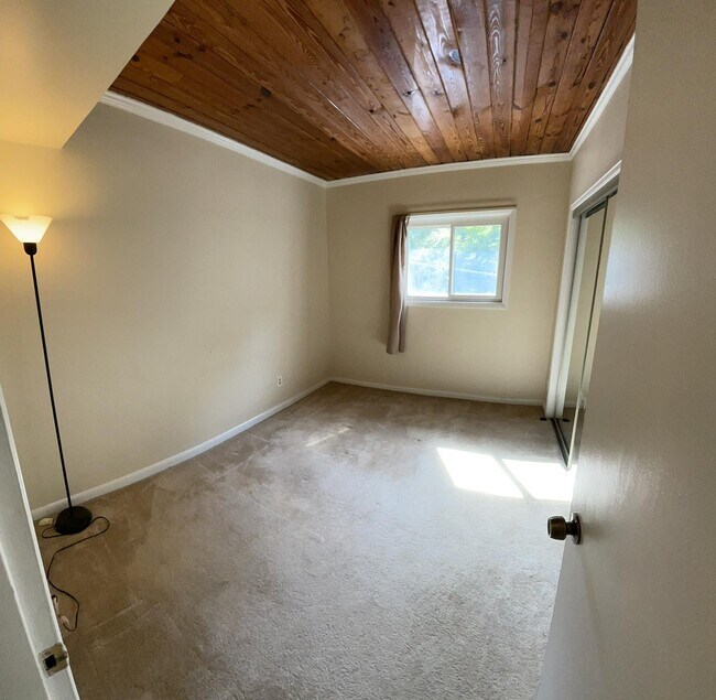 Small bedroom - 51 Skyhill Rd