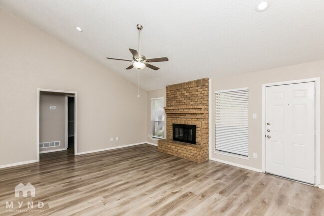 Foto del edificio - 5104 Red River Dr